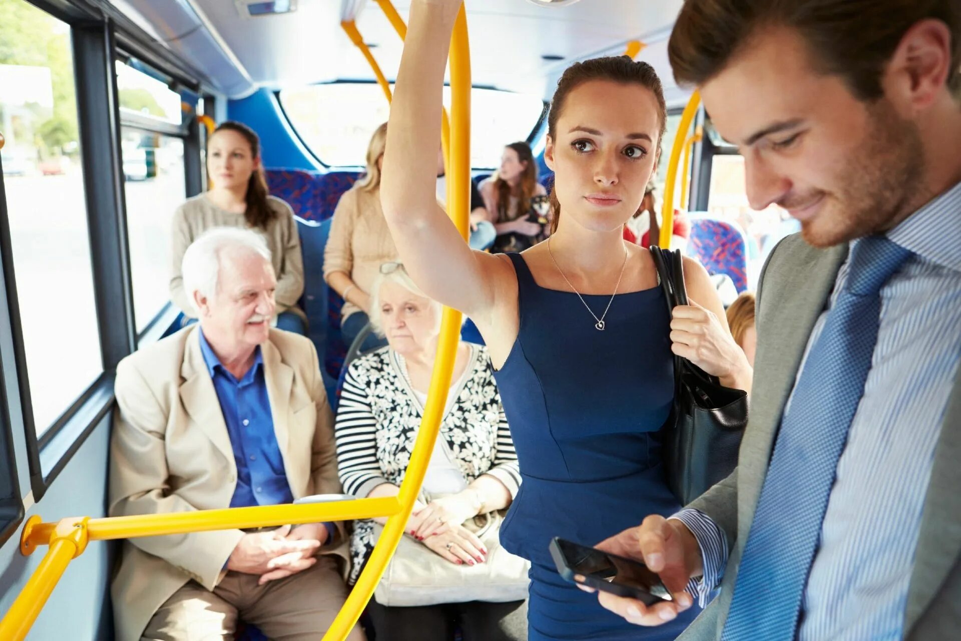 Люди в транспорте. Люди в автобусе. D общественнv транспорт. Пассажиры общественного транспорта.