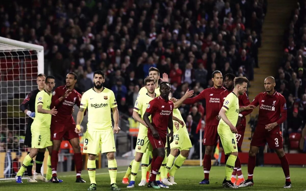 Барса ливерпуль. Ливерпуль барселона 4 0 угловой. Ливерпуль угловые. Liverpool barcelona. Розыгрыш углового в футболе.