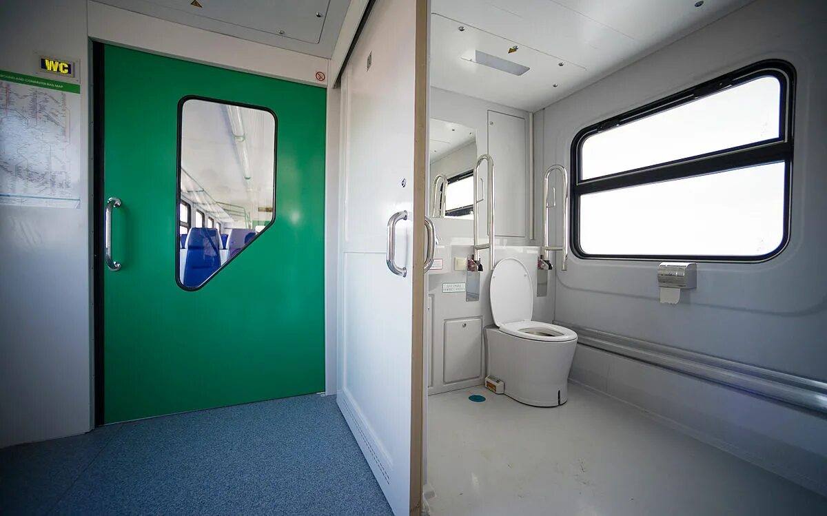 Биотуалет в вагоне поезда. Электропоезд эд4м туалет. Эд4м вагон туалет. Эд4м Люкс туалет. Туалет в электропоездов эд4мк.
