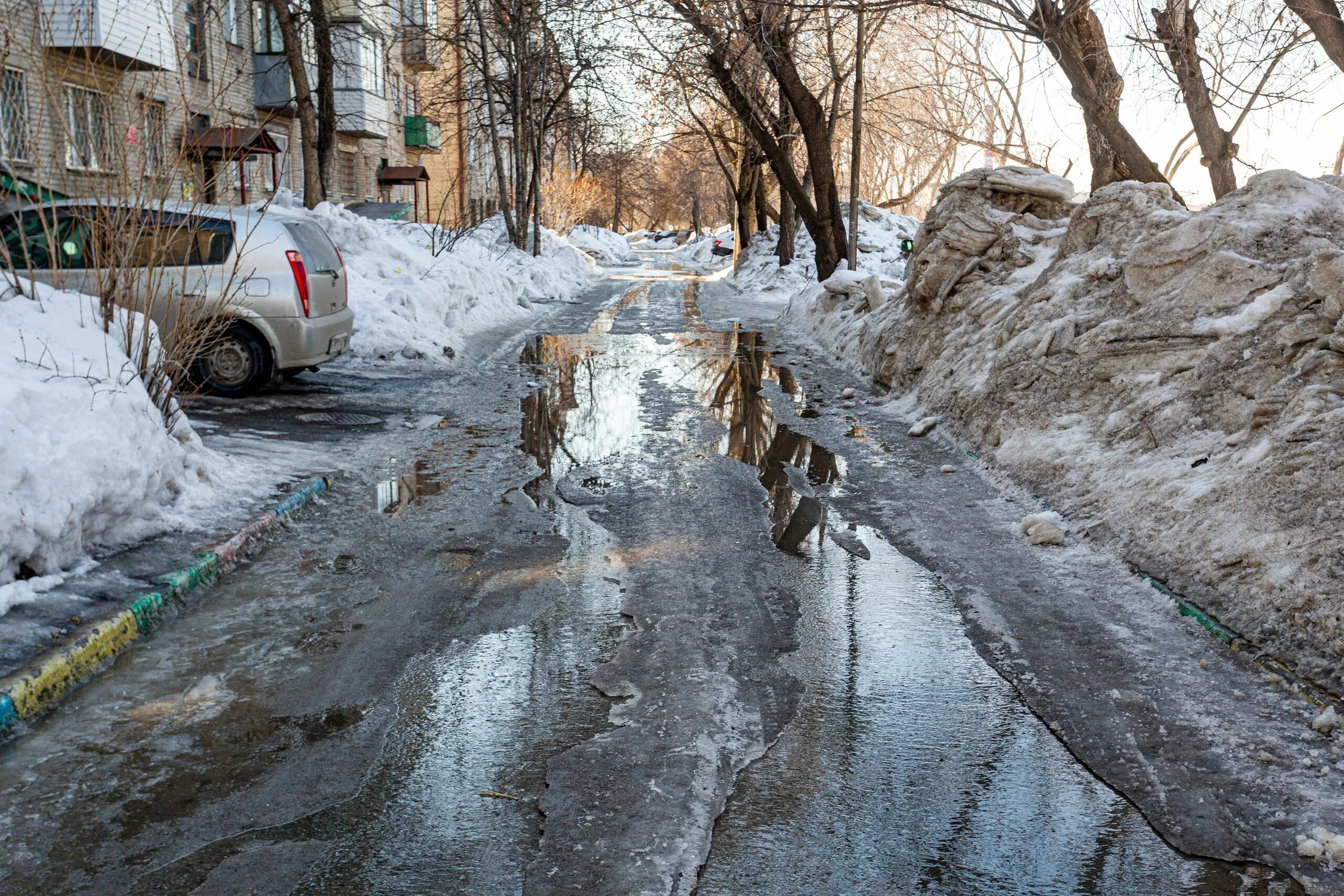 Бутырка на дороге грязный снег. Новосибирск весной грязь. Зимняя слякоть. Слякоть весной.