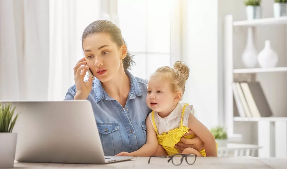 Женщина с ребенком у компьютера. Женщина с ребенком за компьютером. Сижу в декретном отпуске с ребенком. Бизнес мама. Женщина с ребенком на диване с ноутбуком.