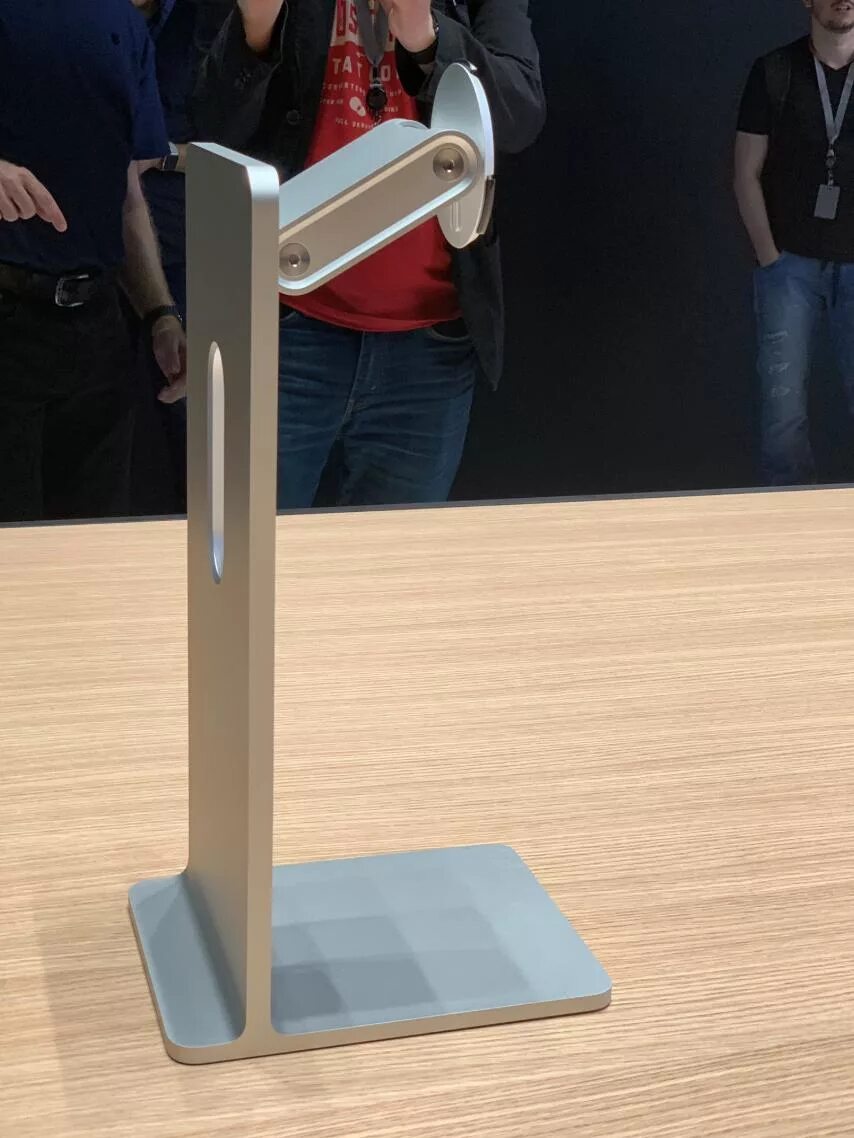 Про stand. Подставка для монитора Эппл за 1000$. Подставка для монитора Эппл. Apple Pro Stand для Pro display XDR. Подставка для экрана Apple.