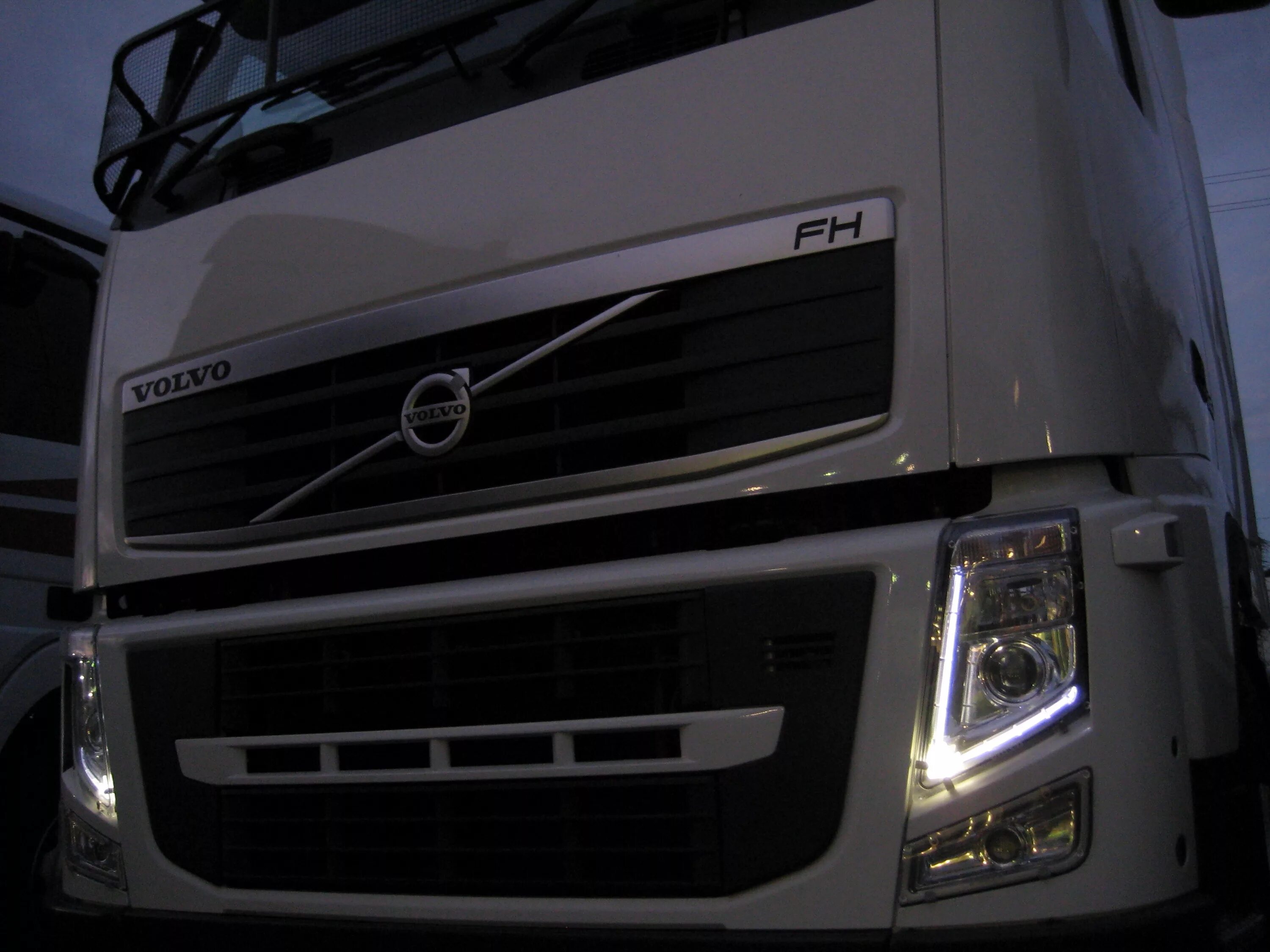 Volvo fh13 led. Вольво ФШ 13. Volvo fh13 2012. Светодиодная оптика Вольво фн12. Фары вольво фш 13