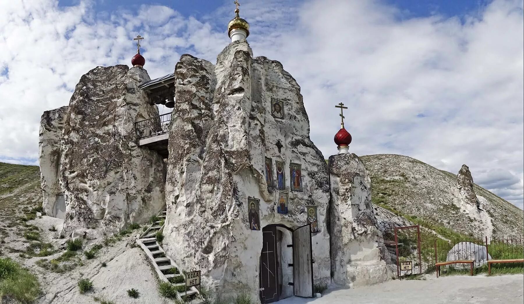 Костомарово женский монастырь сайт. Спасский женский монастырь в Костомарово Воронежской области. Пещерный храм Костомаровский Спасский монастырь Воронежской области. Воронеж Костомаровский Спасский женский монастырь храм. Костомарово Белогорье Дивногорье в Воронежской области.