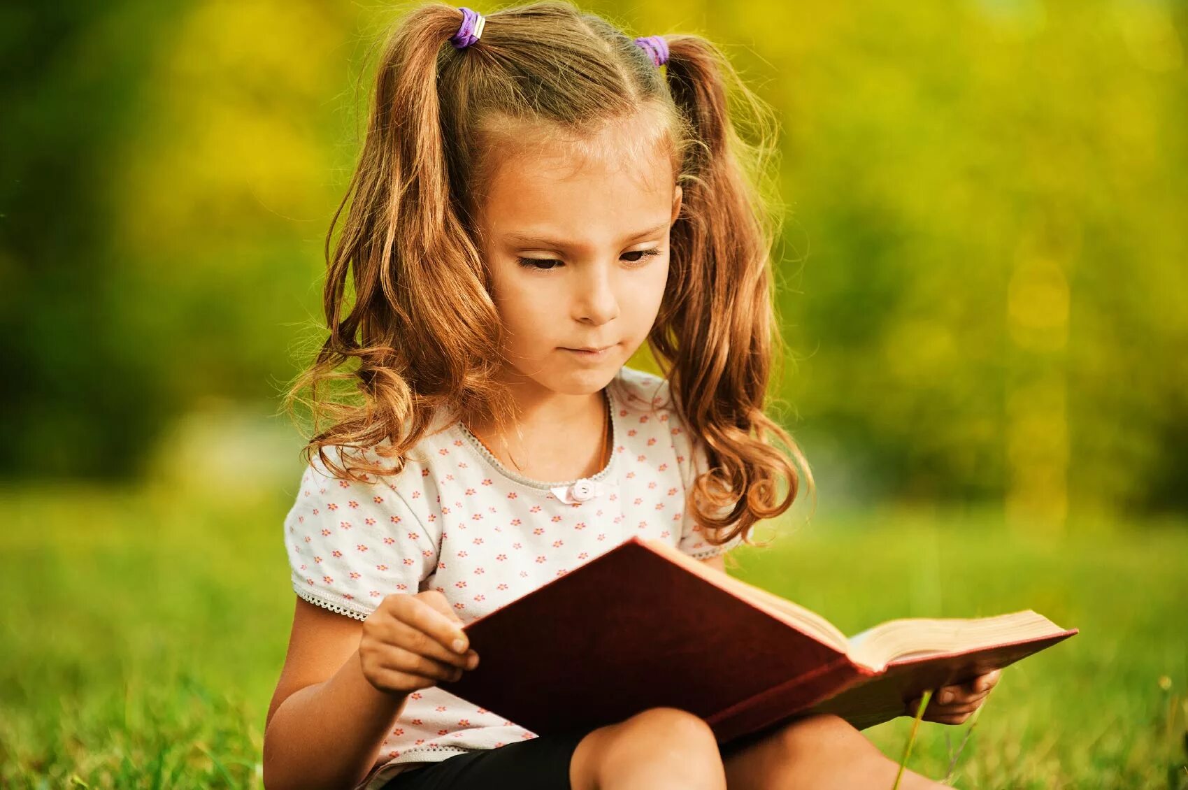 Девочка с книжкой. Книга для девочек. Чтение для детей. Маленькая девочка с книжкой.
