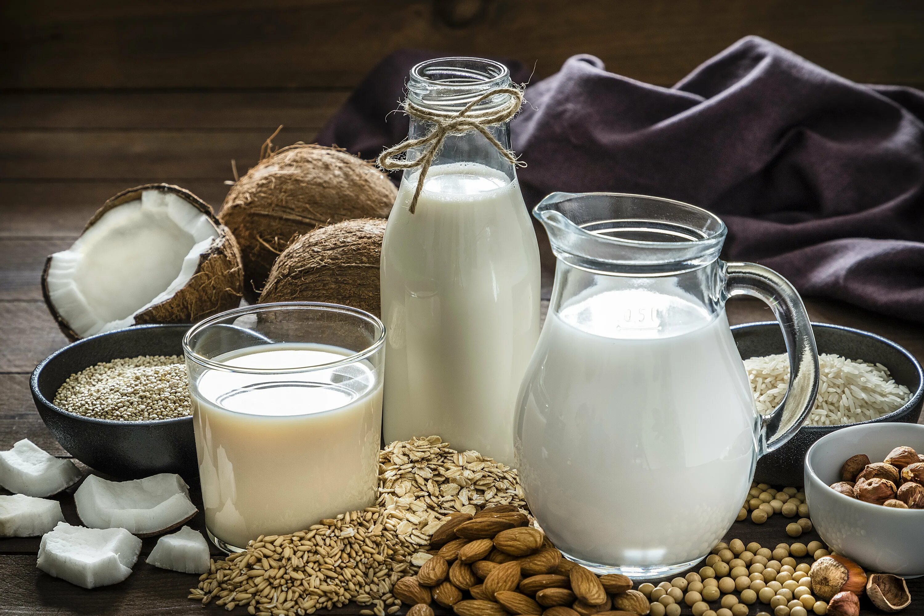 Какие продукты приводят молоко. Молоко. Растительное молоко. Молоко и кисломолочные продукты. Натуральные молочные продукты.