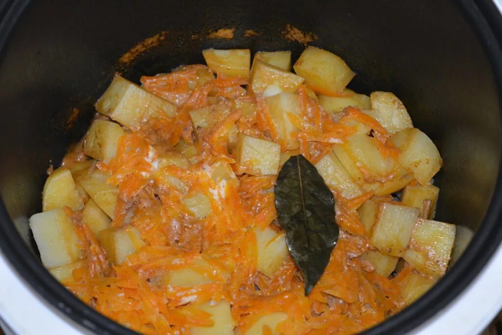 Картошка в мультиварке без мяса. Картошка с печенью тушеная в мультиварке. печень с картошкой тушеная в мультиварке. куриная печень с картошкой в мультиварке. тушеная картошка с картофелем в мультиварке мулинекс.