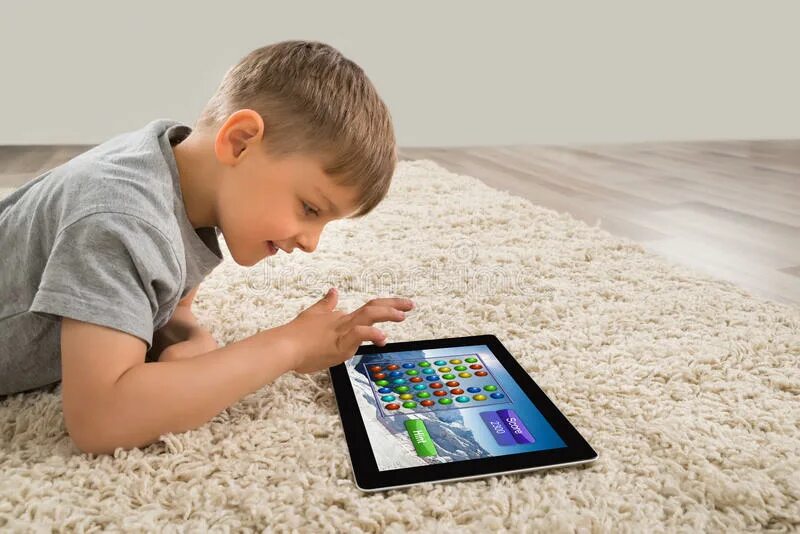 Ipad kid. Ребенок играющий в планшет. Планшет для детей. Мальчик с планшетом. Игра "планшет".