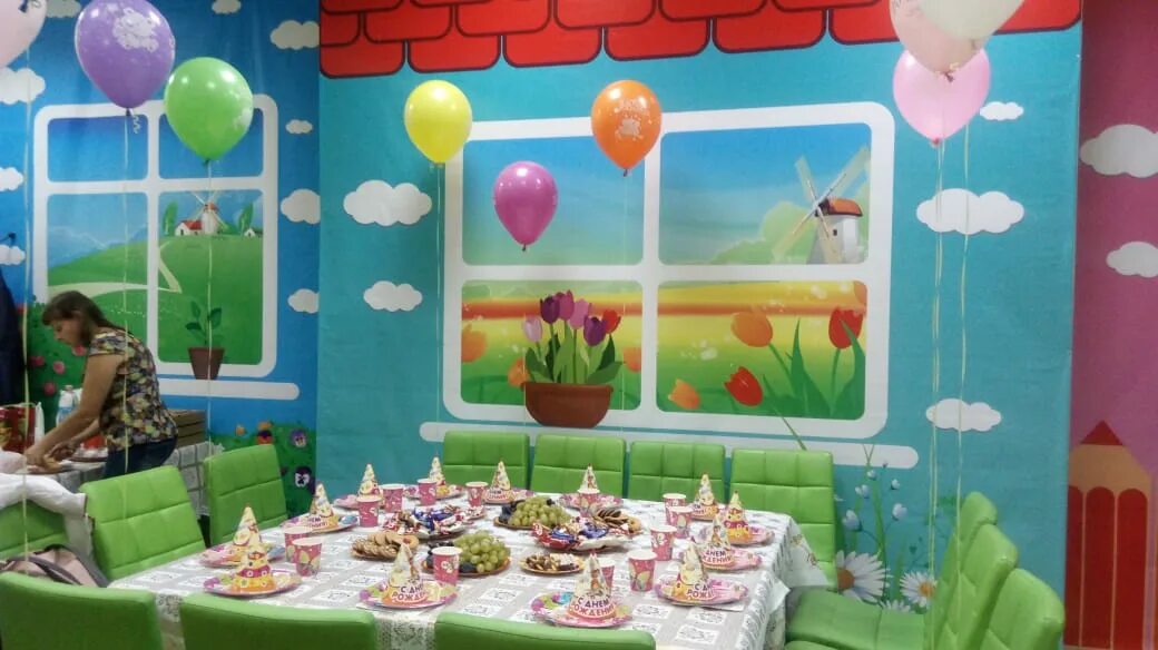 Детский день рождения в игровой комнате. Стол на детский праздник в игровой комнате. Стол в игровой комнате на день рождения. Стол на детский день рождения в игровой.