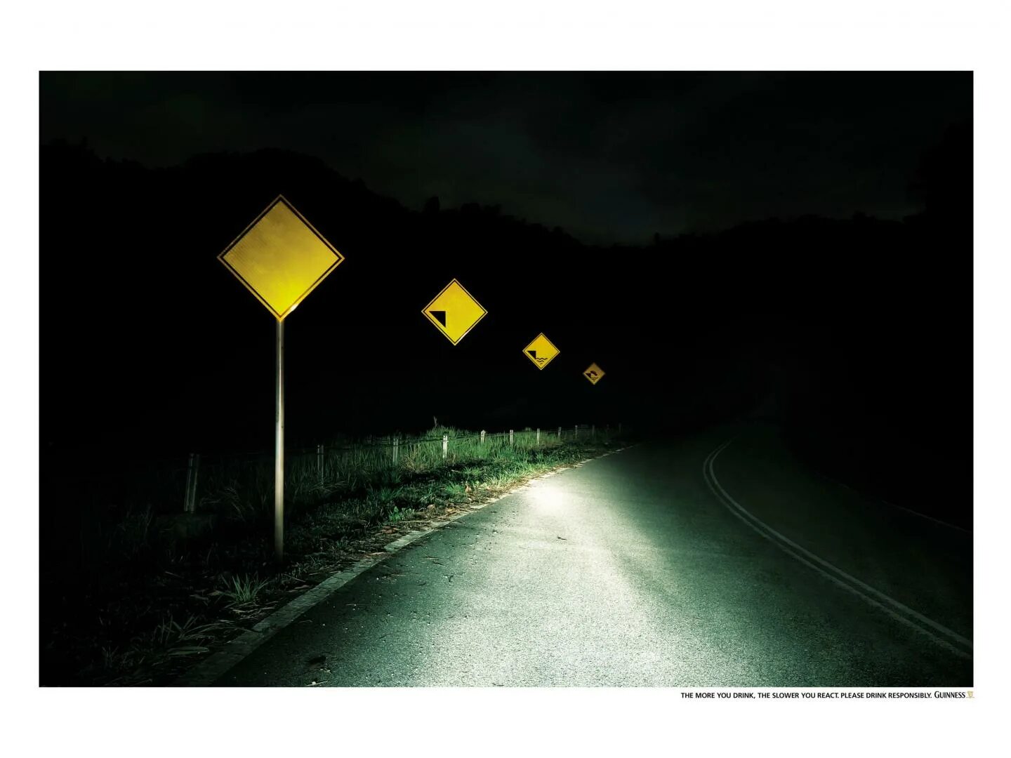 Дорожные знаки ночью. Светоотражающие знаки ночью. Дорожные знаки креатив. Дорожные знаки фото ночью.