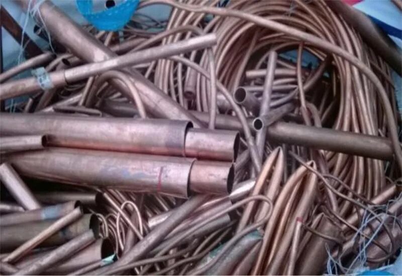 Электроплита в разборе. Свалка металлолома. Лом металла. Вывоз и утилизация бытовой техники. Сдать плиту на металлолом.