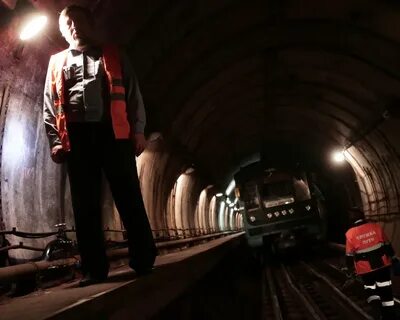 Метро в день перевозит