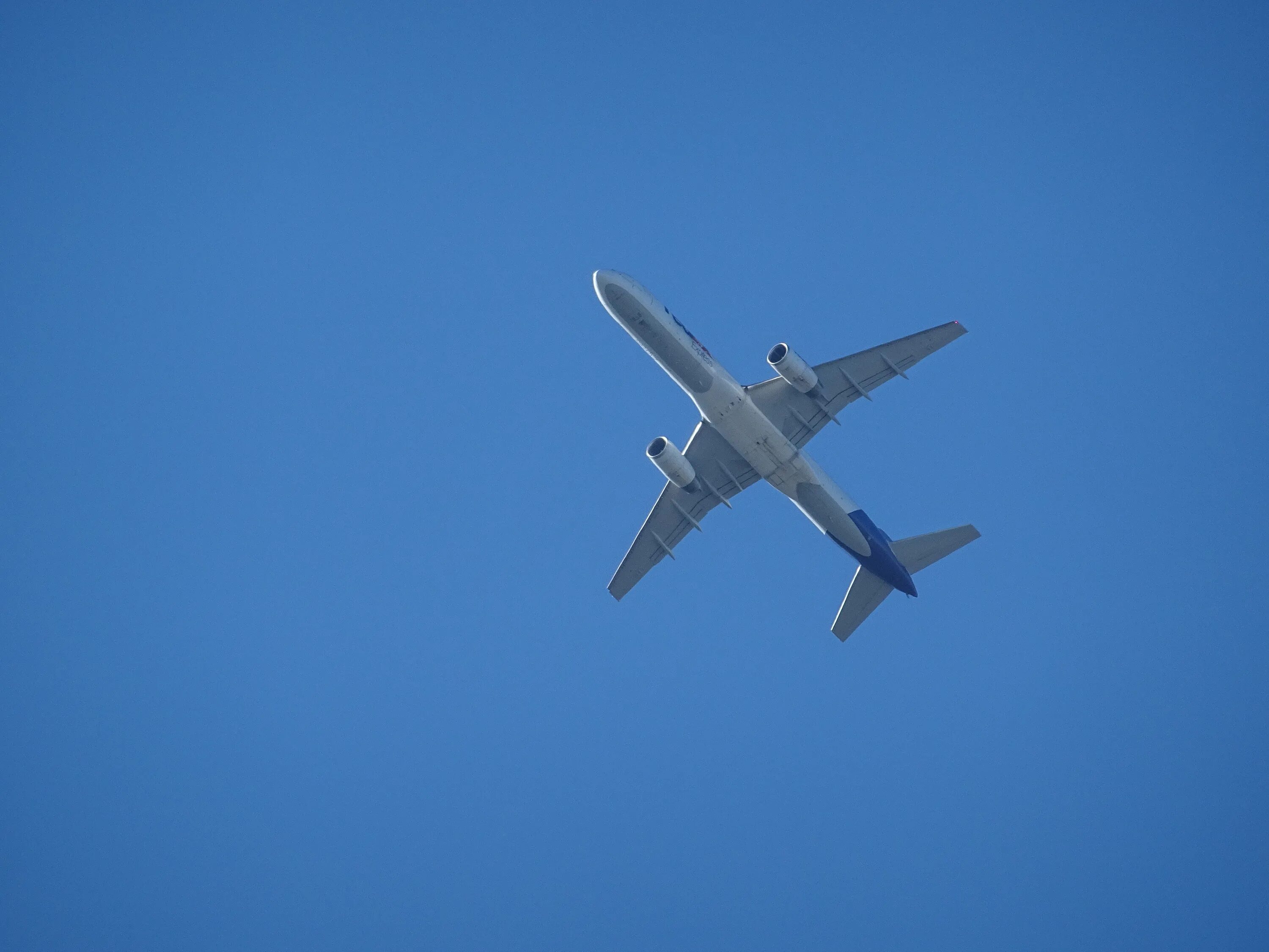 Самолет летит вид снизу. Самолет снизу в небе. Самолет в небе. Самолет в небе вид сверху.