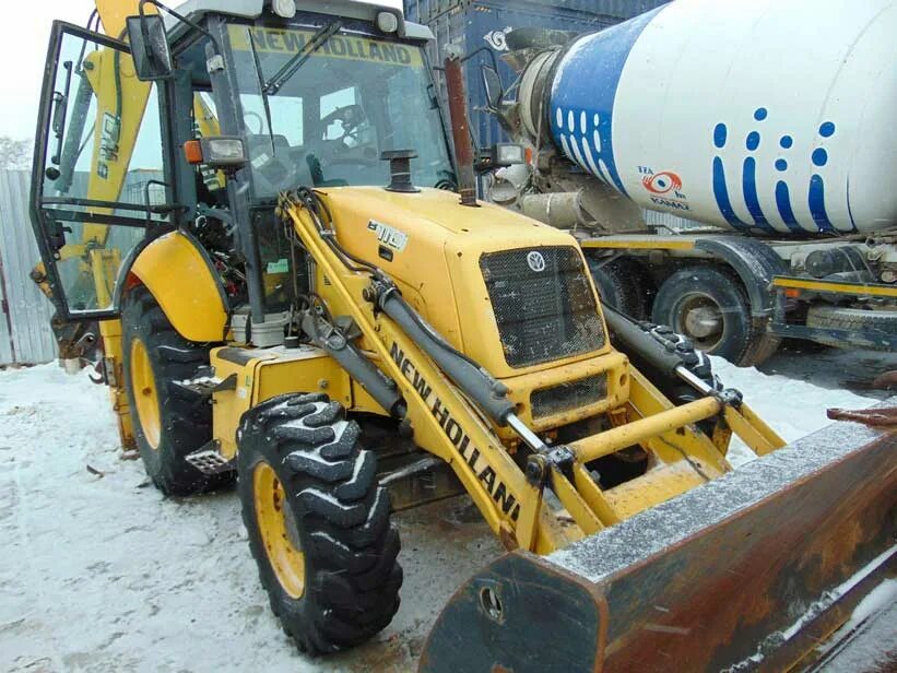 New holland масла. Нью Холланд б110. New Holland 110. Колесо New Holland b110. Нью Холланд 115б.