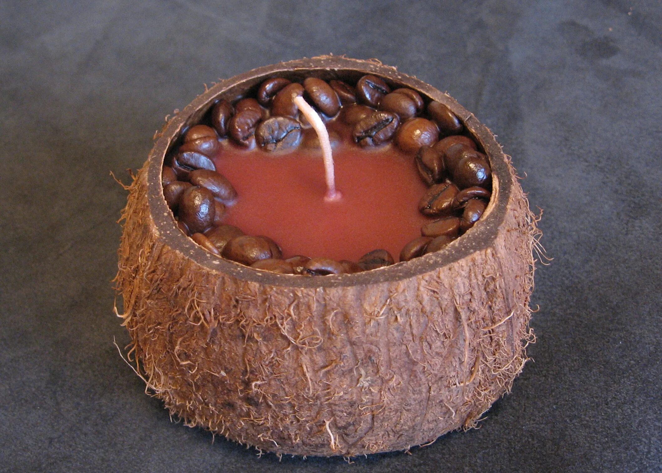 Свеча в кокосе с деревянным фитилем. Кокосовая свеча с деревянным фитилем. Свеча в кокосе. Массажная арома свеча кокос #1. Свеча в кокосе.