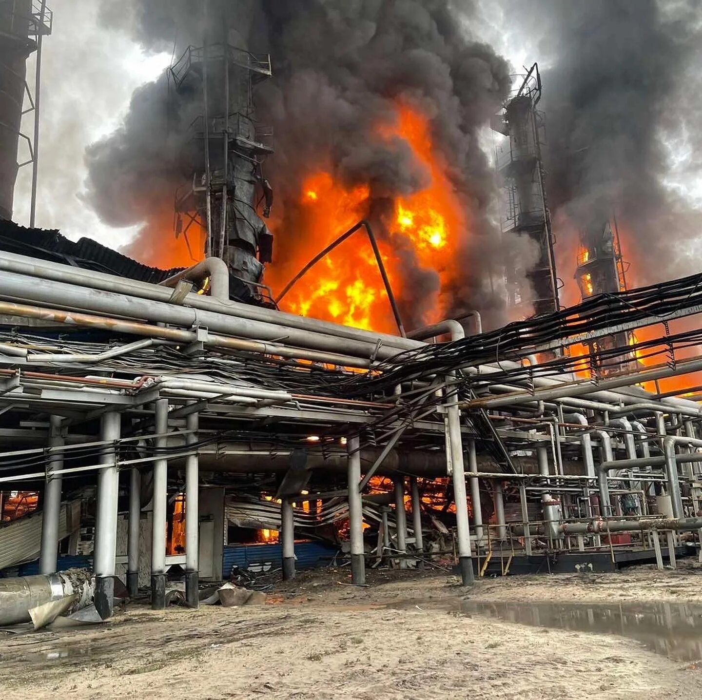 Сгорела фабрика. Пожар на Уренгойском заводе Газпрома. Пожар на ЗПКТ новый Уренгой 2021.
