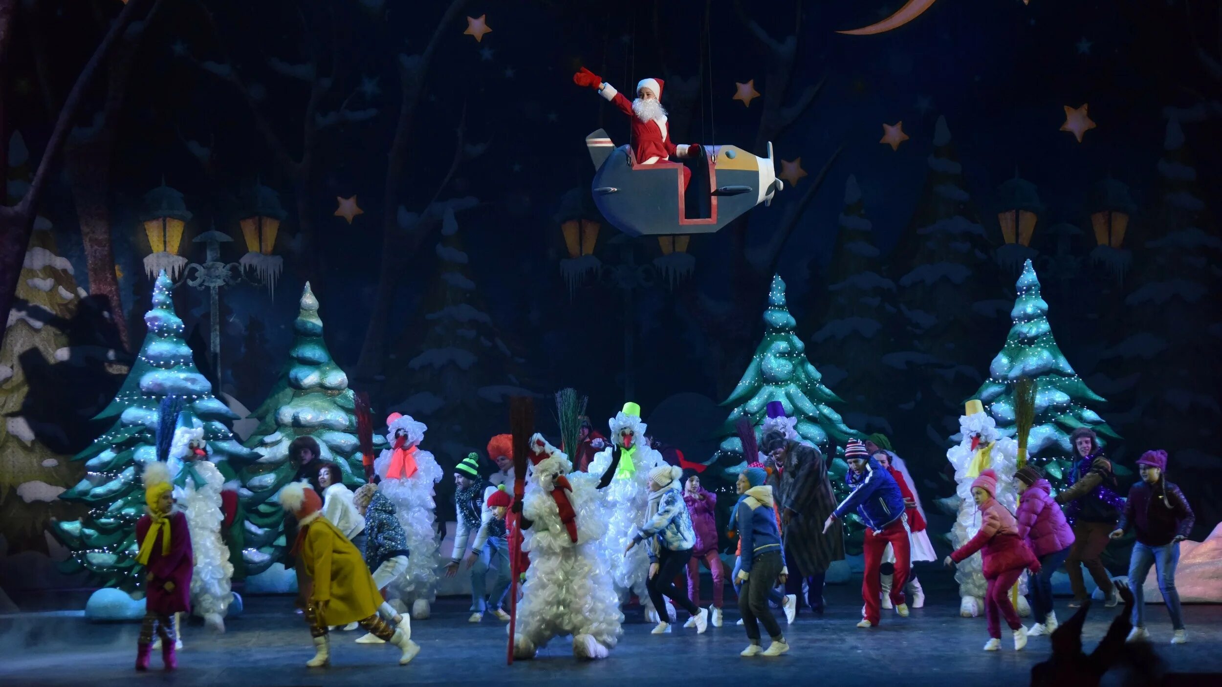 Крокус сити холл новогоднее представление. Елка в мэрии 2012-2013. Елка в мэрии 2024. Анапа мэр рождество. Ярмарка елок.