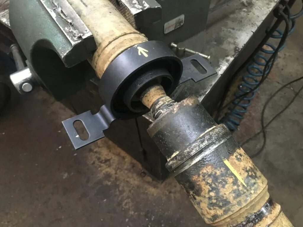 Рено сценик подвесной подшипник карданный вал. Подвесной подшипник кардана спринтер 2007г 2. Подвесной подшипник карданного вала e39. Подшипник приводного вала хендай ix35. 2 дизель.