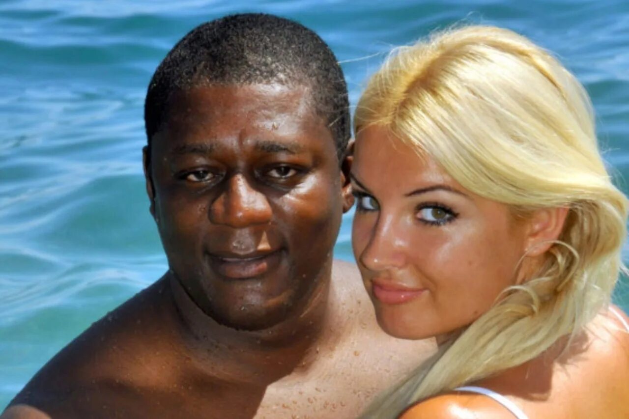 Межрасовая беременность. Wife black men. Супруга с чернокожим. White guy black gf. Blank юар married.