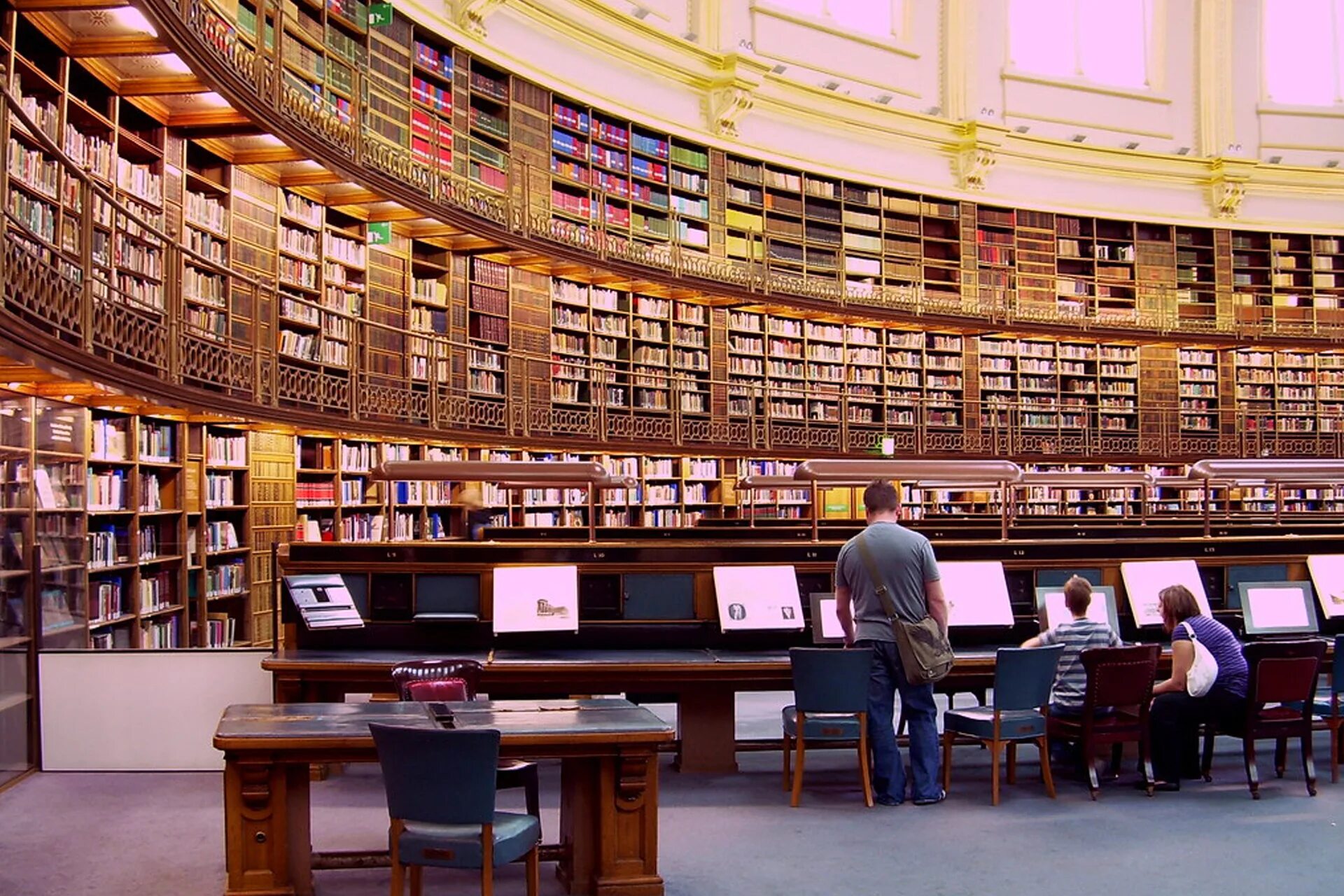 Сколько библиотек. Национальная библиотека Великобритании книгохранилище. Библиотека британского музея. Библиотека в национальном британском музее. Библиотека британского музея в Лондоне.