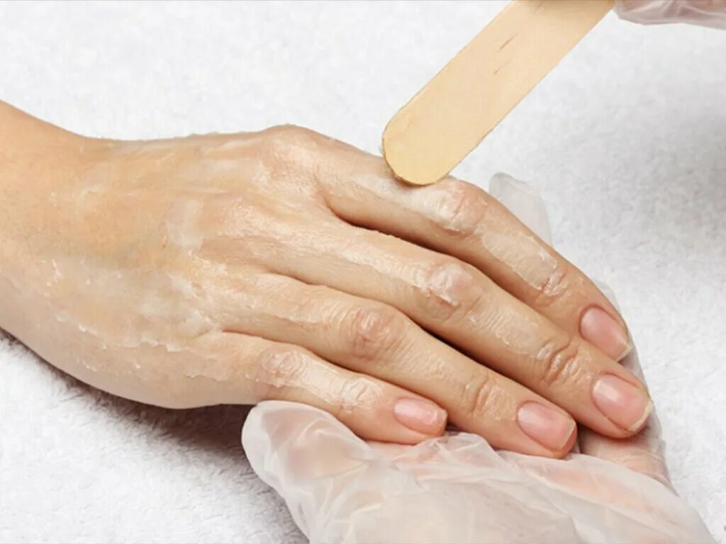 Парафинотерапия для ног. Парафин массаж. Холодная парафинотерапия. Парафинотерапия массаж рук. Спа маникюр парафинотерапия.