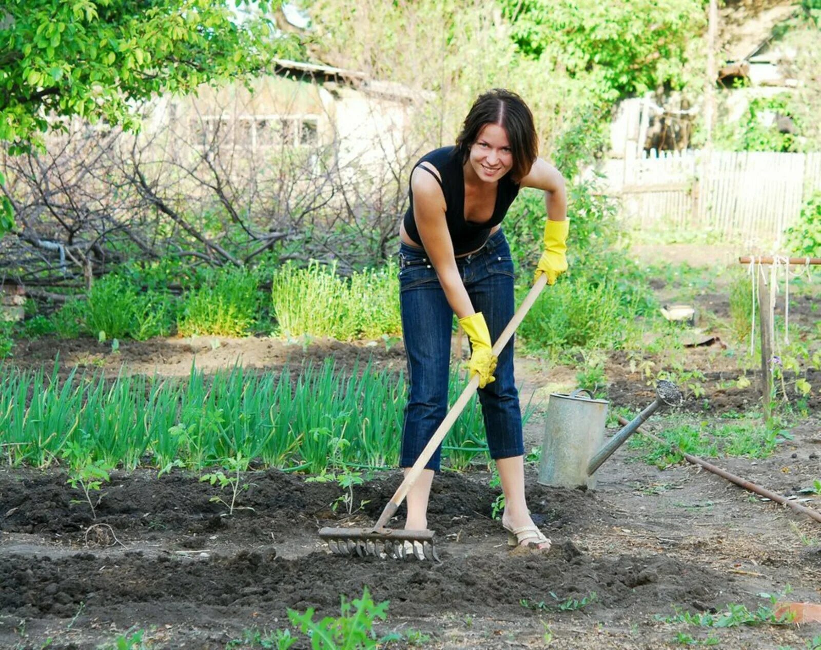 Что надо делать весной. Женщина в огороде. Женщина на грядке. Работа в огороде. Женщина на даче в огороде.