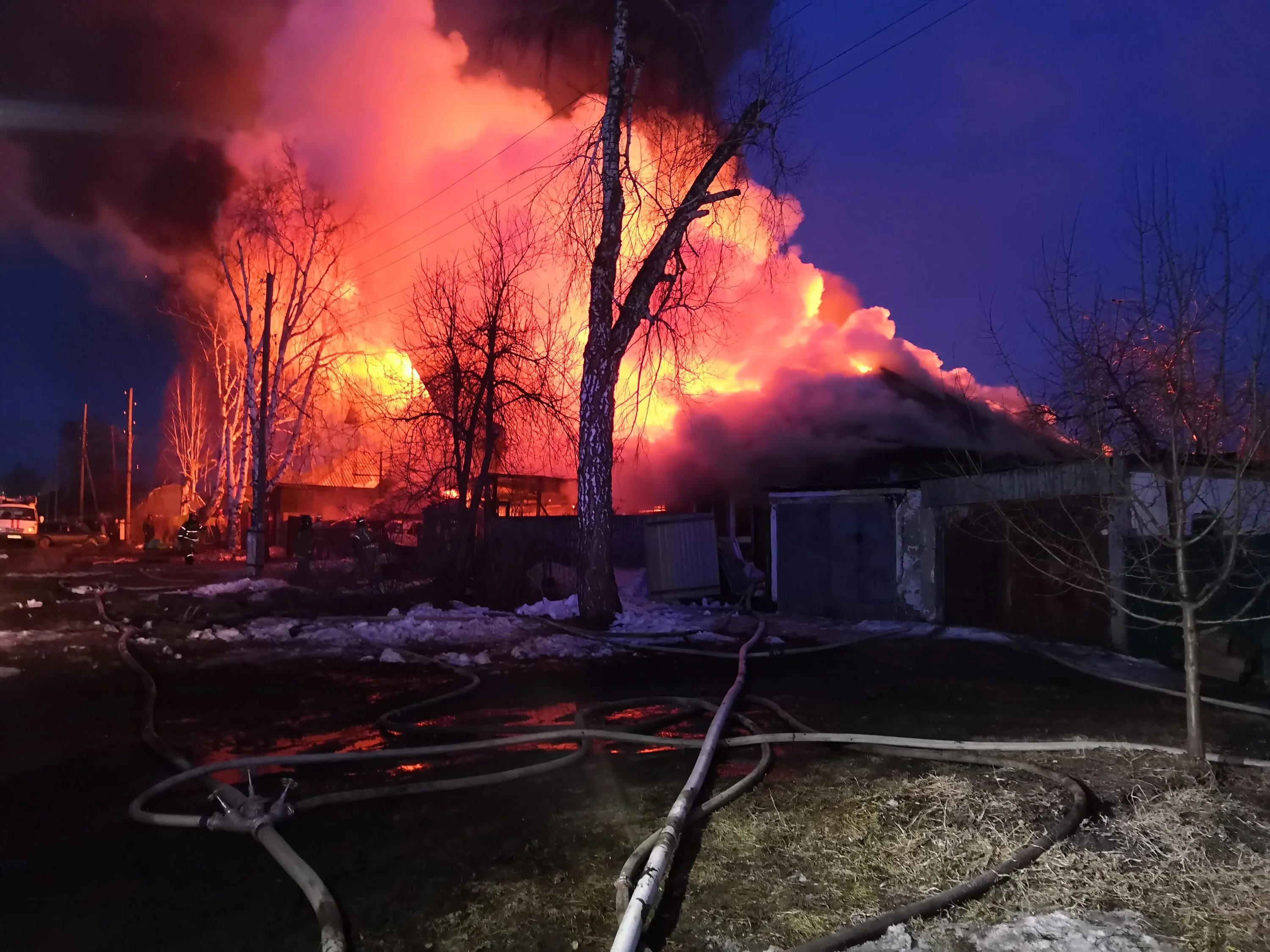 Пожар в Новоалтайске вчера на Военстроя. Пожар в Новоалтайске 4.06.2023. В Новоалтайске сгорел дом. Дом горит. Вчерашний вечер был
