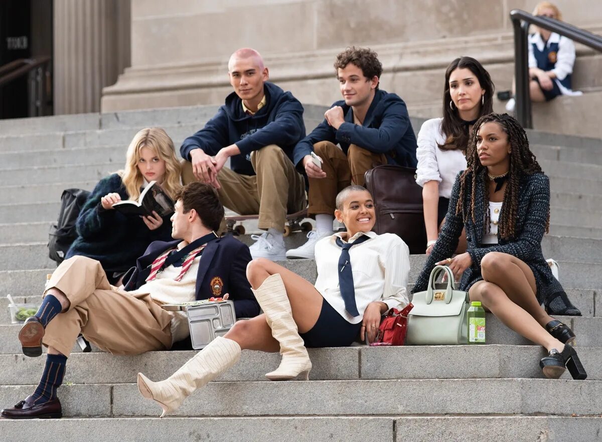 Бесстыжие британский сериал. Бесстыдники сериал английская версия. Сериал бесстыжие английская версия. Друзья сериал постер. Другую версию оригинальную.