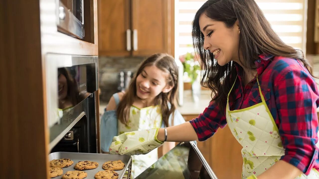 Мама готовит ютуб. Мама и дочка пекут печенье. Женщина с домашним печеньем. Девушка печет печенье. Мама и девочка с печеньем.