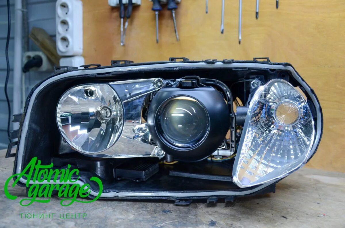 Bi led bmw. Линзы BMW e83 Adaptive. Bi led BMW x3 e83. Линзы фар BMW x3 e83. Линзы для БМВ х3 е83.