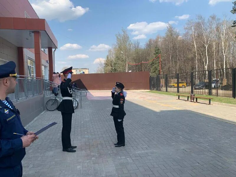 Обои на успешную сдачу экзамена. Кадетская винтовка. Возложение рук. Физическая культура и спорт. Кадеты сдавали экзамен по стрельбе каждый стрелял.