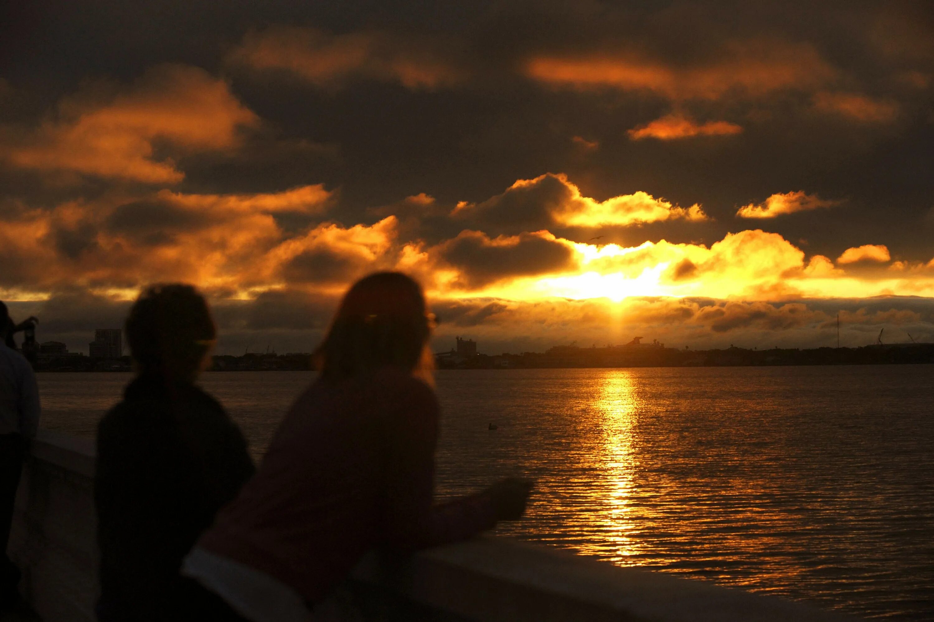 За закатом цитаты. See the sunrise. See the sunrise. Why does my heart feel so bad. See the sunrise.