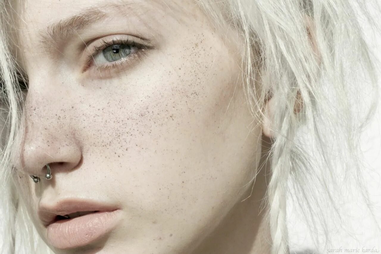 Бледная это цвет. Nastya kusakina альбинос. Бледная кожа. Бледная это цвет. Ola rudnicka альбинос.