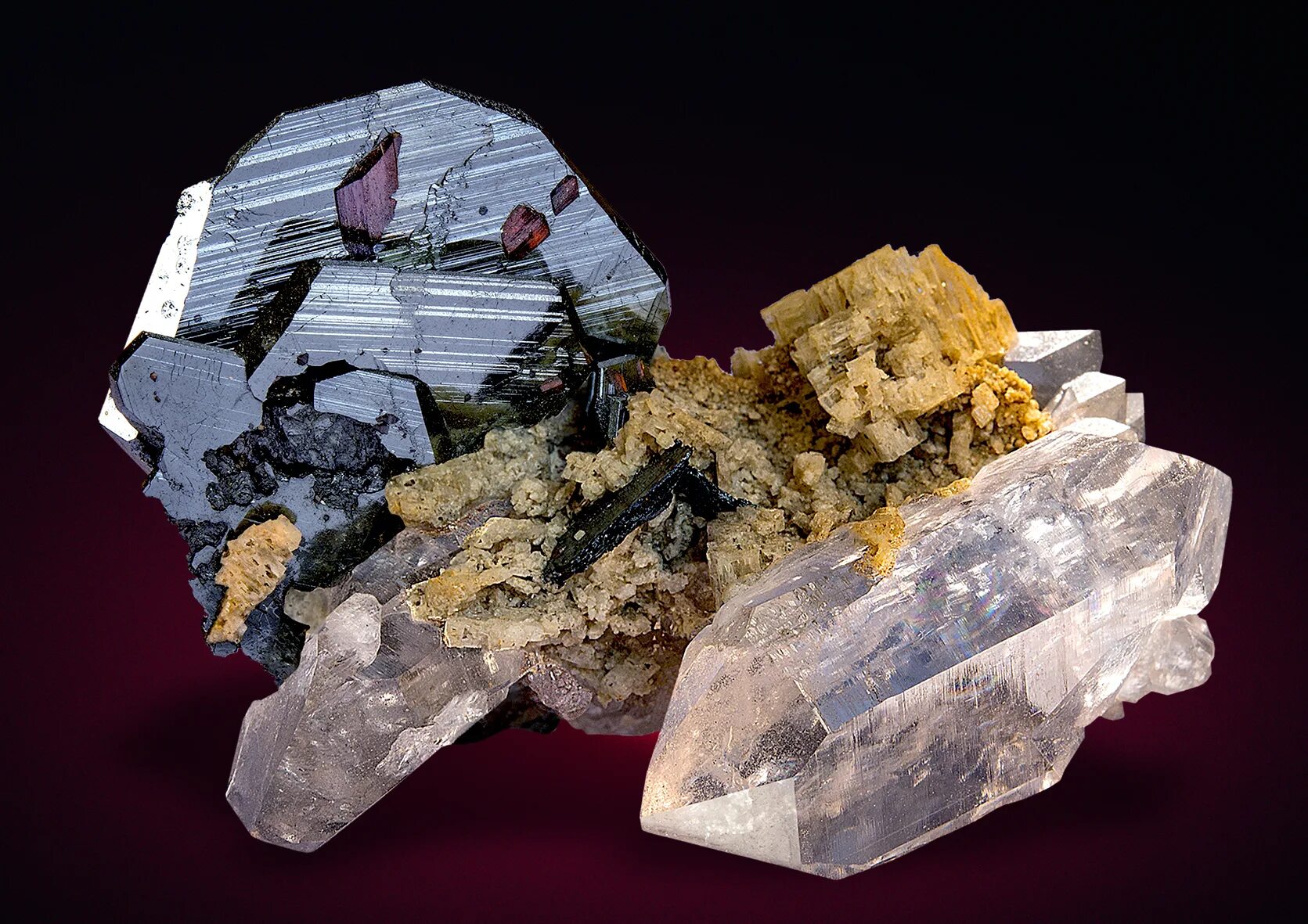 Породы состоящие из нескольких минералов. Кальцит с кварцем. Гортонолит минерал. Горные породы и минералы. Горные полезные ископаемые.