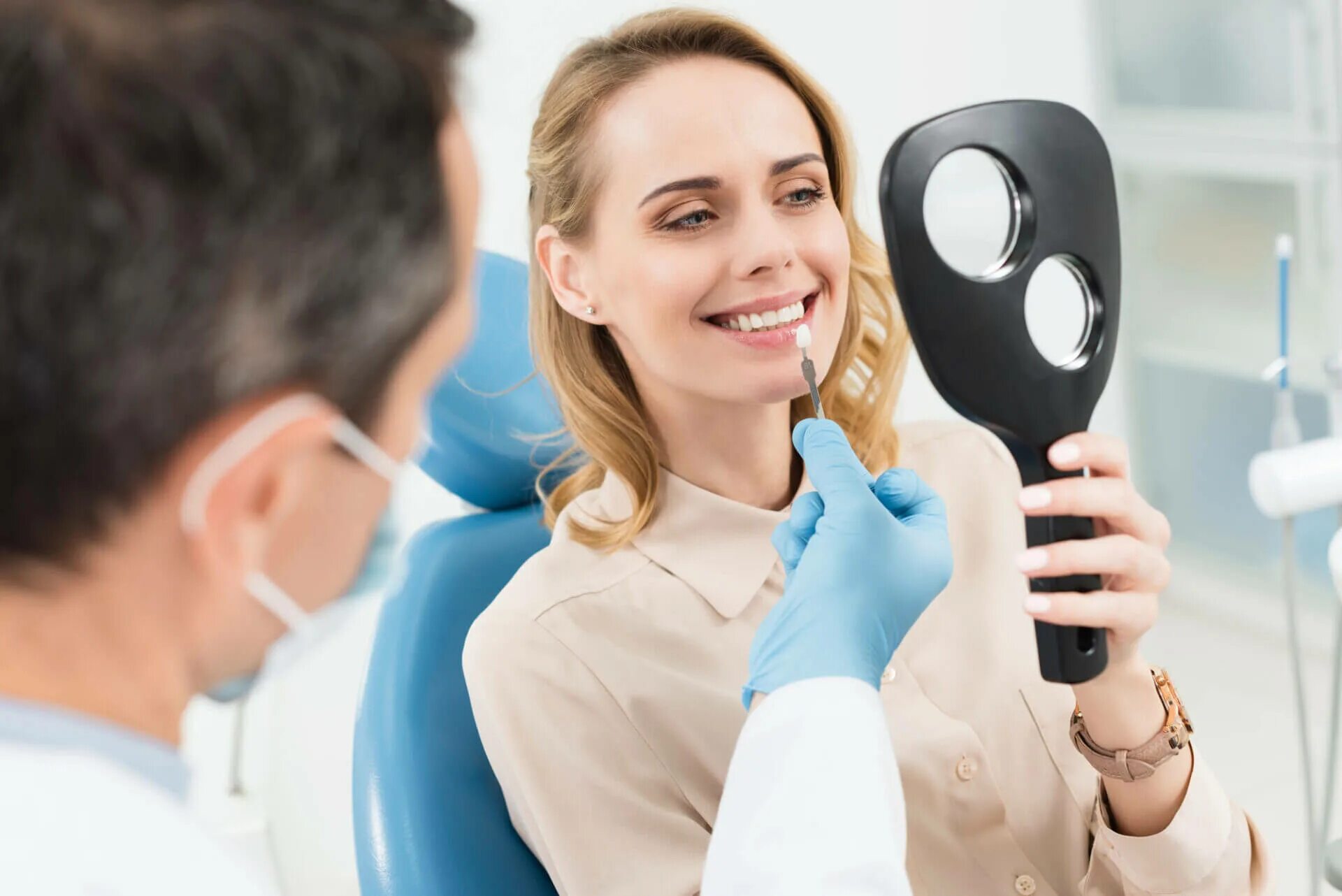 Хочу звоню врачу. Девушка стоматолог. Консультация стоматолога. Зеркало стоматолога. Девушка улыбается у стоматолога.
