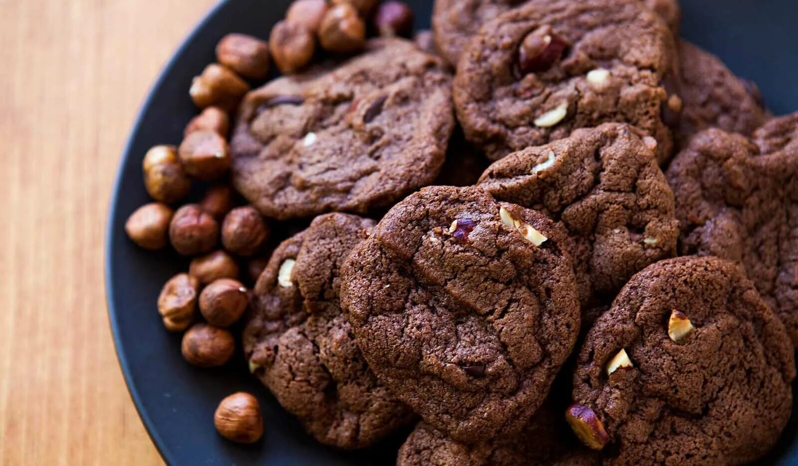 Печенье домашнее какао. Шоколадное печенье. Печенье с орехами. Шоколадные орешки печенье. Шоколадное печенье с орехами.