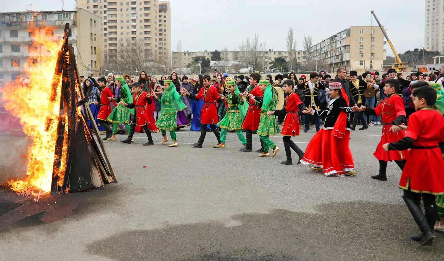 Новруз байрам в Азербайджане. Азербайджан костер Новруз. Новруз байрам танцы. Новруз байрам Азербайджан традиции. Новруз байрам кто отмечает