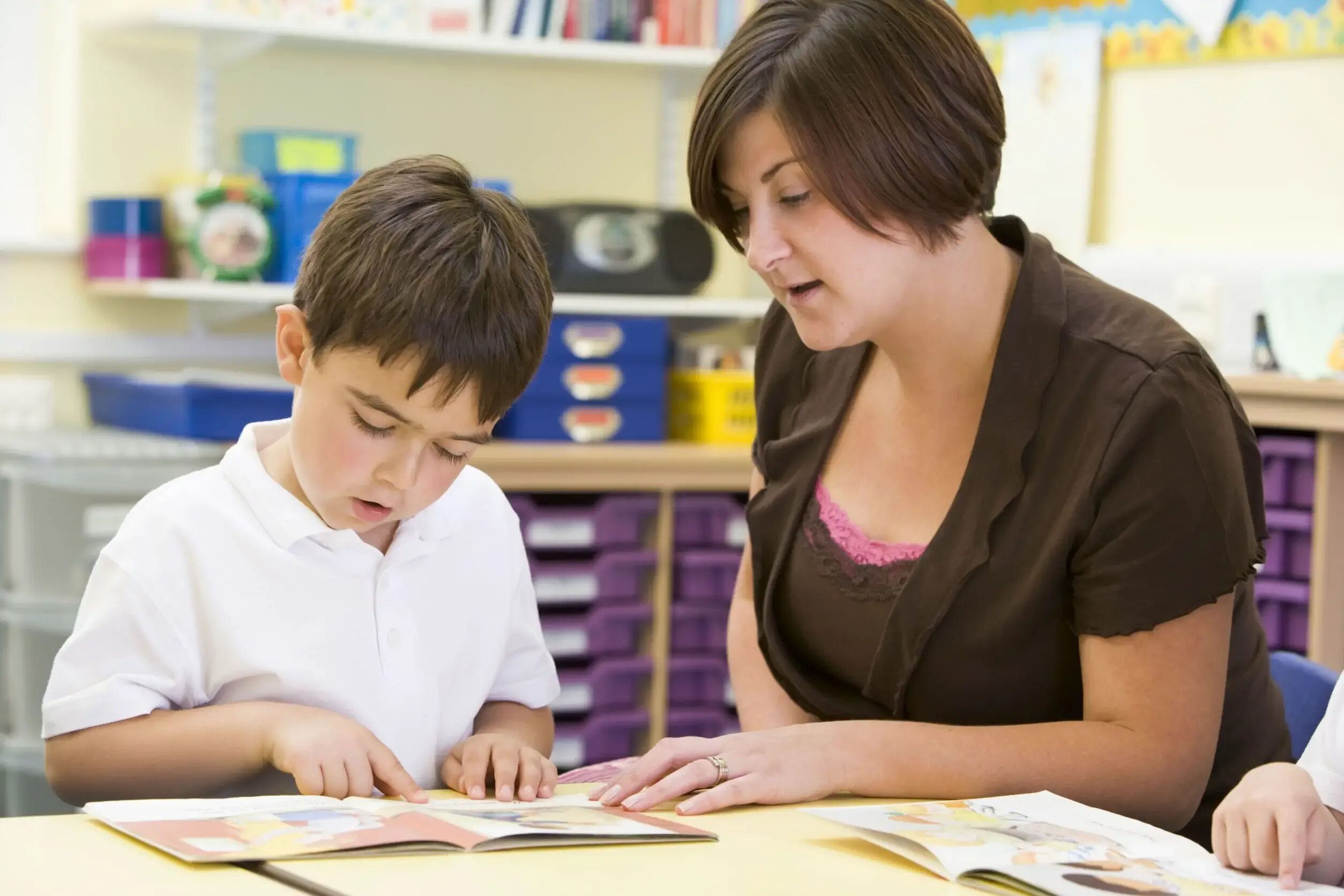 Учительница читает книгу. Учитель и дети. Учитель беседует с детьми. Беседа учителя с учеником. Учитель и ученик.