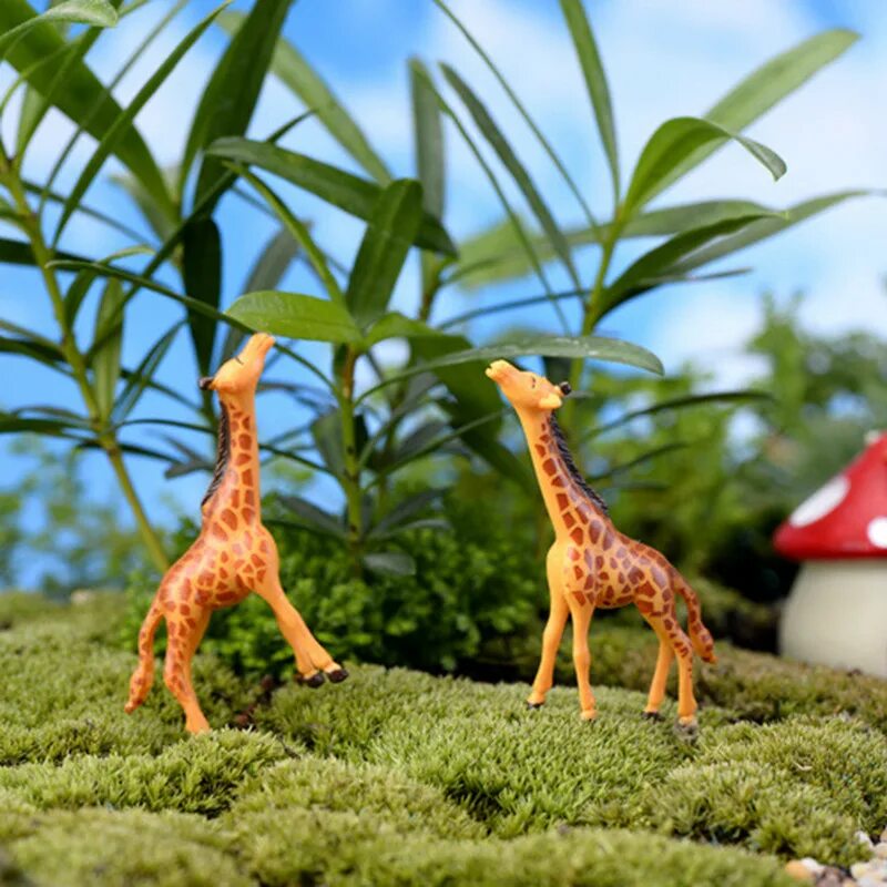 Жирафа олень. Домашний Жираф мини. Игрушка Жирафик пластиковый. Жираф фигурка для сада. Пластиковая игрушка Жираф.