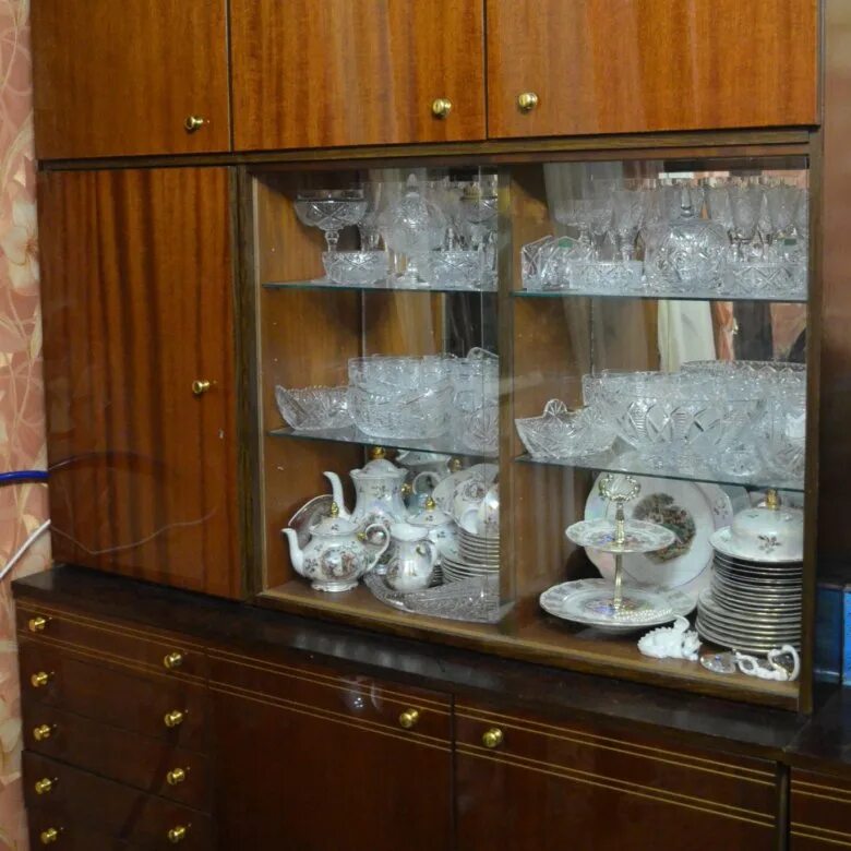 сервант для хрустальной посуды. хрусталь в серванте. советская хрустальная посуда в современном интерьере. сервант для посуды. сервант с хрусталем ссср.