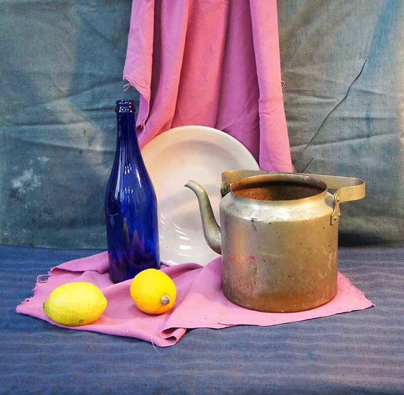 Натюрморт из трех предметов. 3 бытовых предмета. Предметы для натюрморта. Натюрморт из предметов. Кувшин живопись.