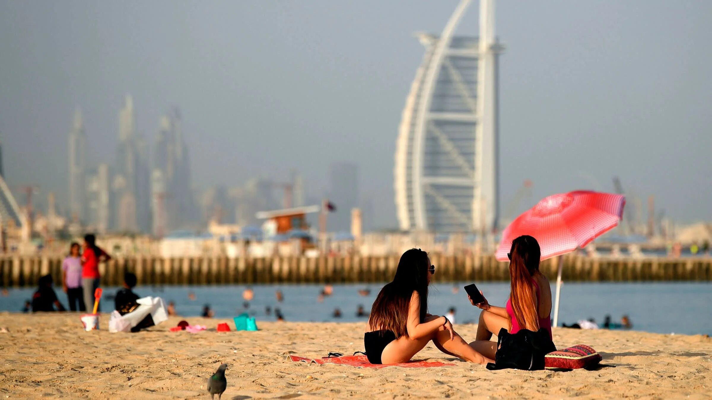 Бурдж Аль-араб Дубай. Туристы в Дубае. Лето в Дубае. ОАЭ пляж.