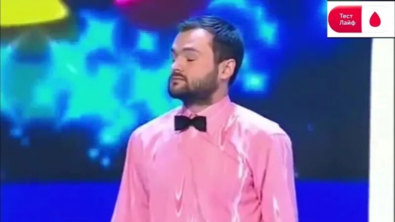 Смех квна. Мужик квн смеётся. парень смешно смеется квн. квн рассказ смех. квнщики смеются.