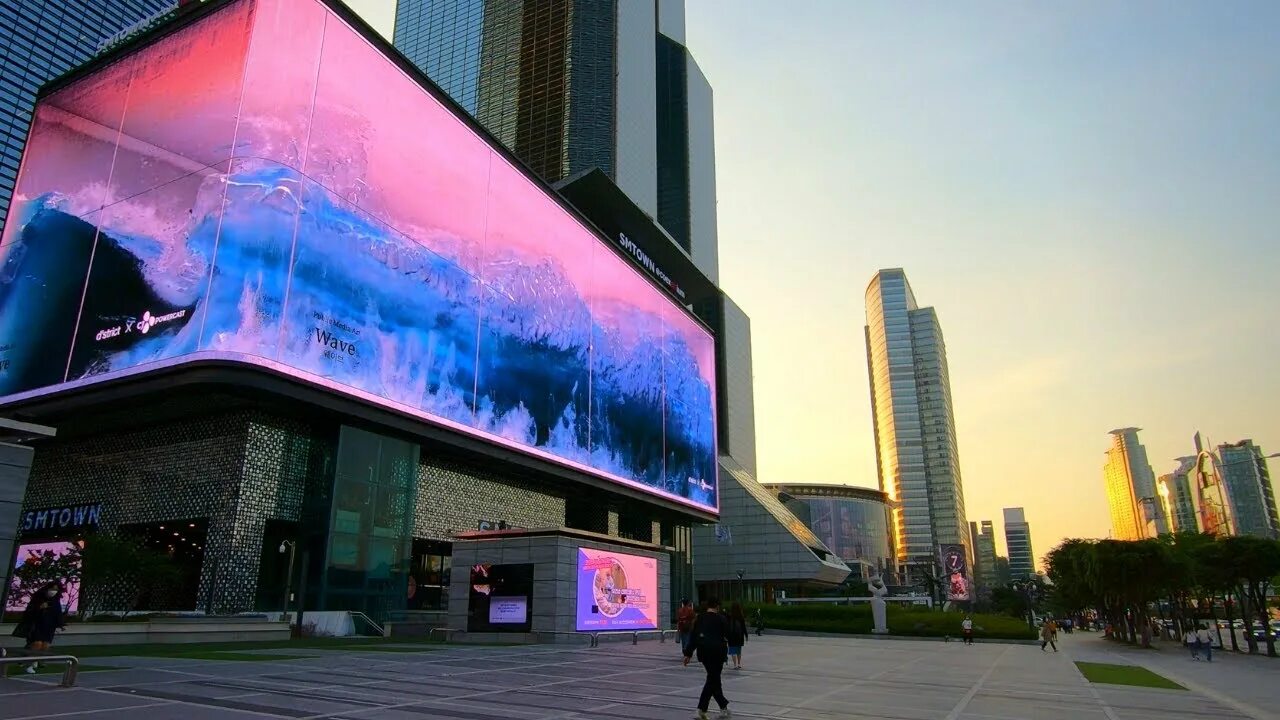 Живые 3д экран. Gangnam Square здание Сеул. COEX Сеул экран. COEX Корея экран. Медиафасады Южная Корея.