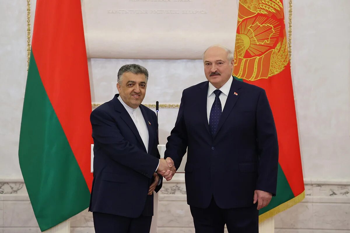 Посол республики беларусь. Беларусь Лукашенко. Штандарт президента Республики Таджикистан.