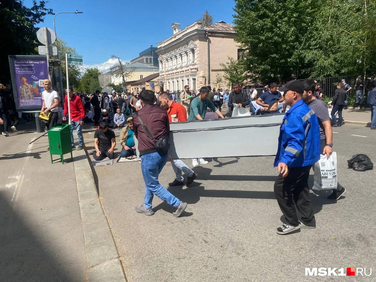 Митинг мусульман. Массовые шествия мусульман в Москве. Митинги в Москве 2012. Митинг мигрантов в Москве. Толпа мигрантов.