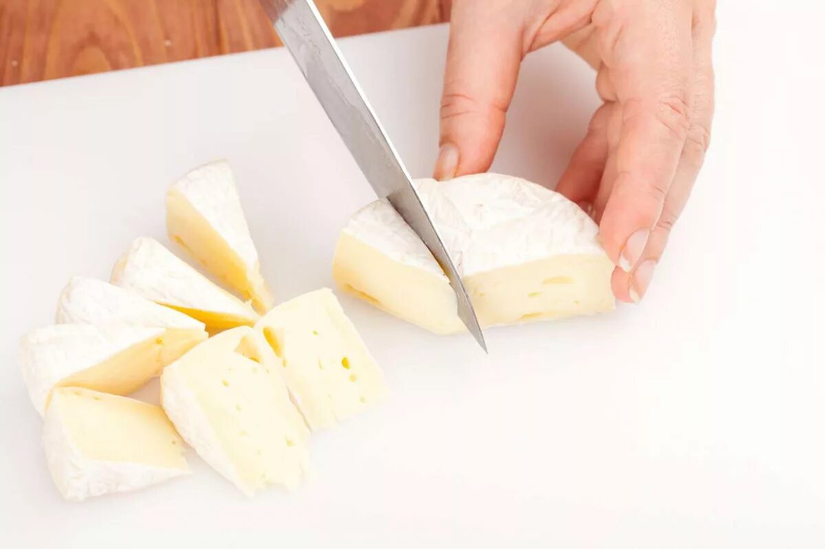 Сонник есть сыр. Сыр нарезанный. Красиво нарезать сыр слайсами. Сыр разрезанный. Нарезка круглого сыра.