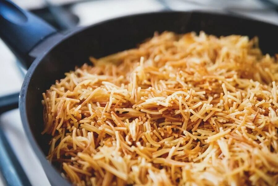 поджаренная лапша. макароны вермишель жареная. обжаренная вермишель. вермишель на сковороде. вермишель паутинка на гарнир.