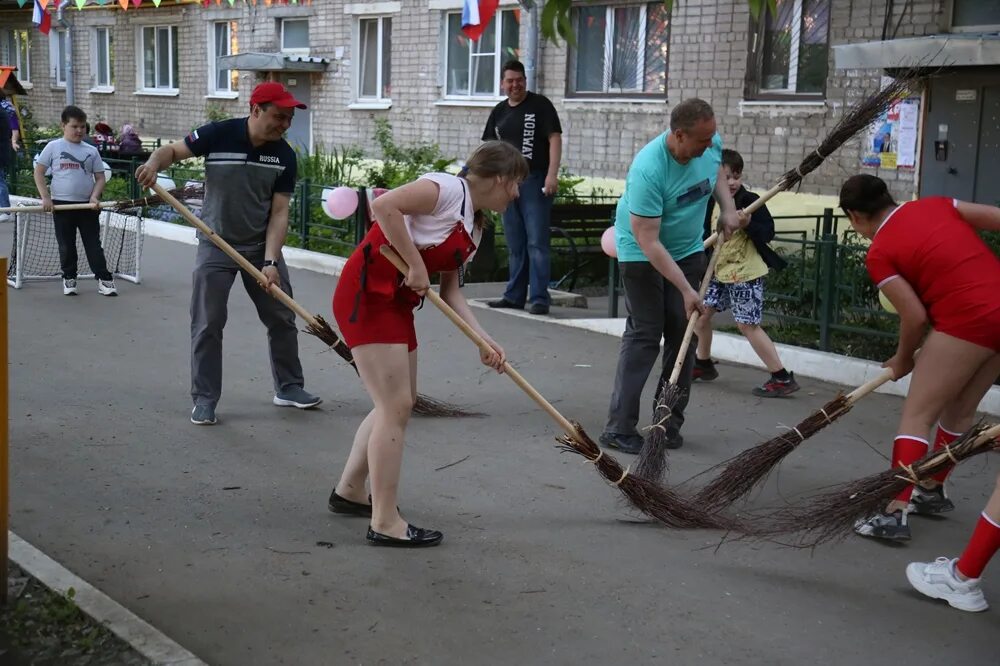 Отметили день улицы. Жители двора. Улица днем. День двора Ижевск. День города Ижевск.