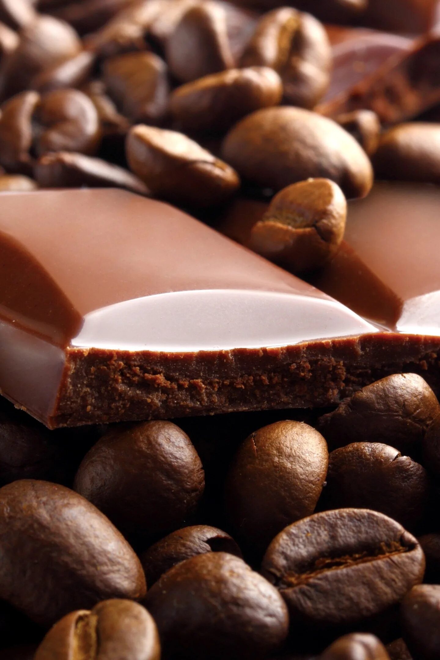 Зерна шоколада. Шоколад. Кофейные зерна в шоколаде. Кофе обои. Кофе и шоколад.
